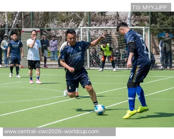 男生与女生共同参与足球比赛展现团结与友谊的精彩瞬间